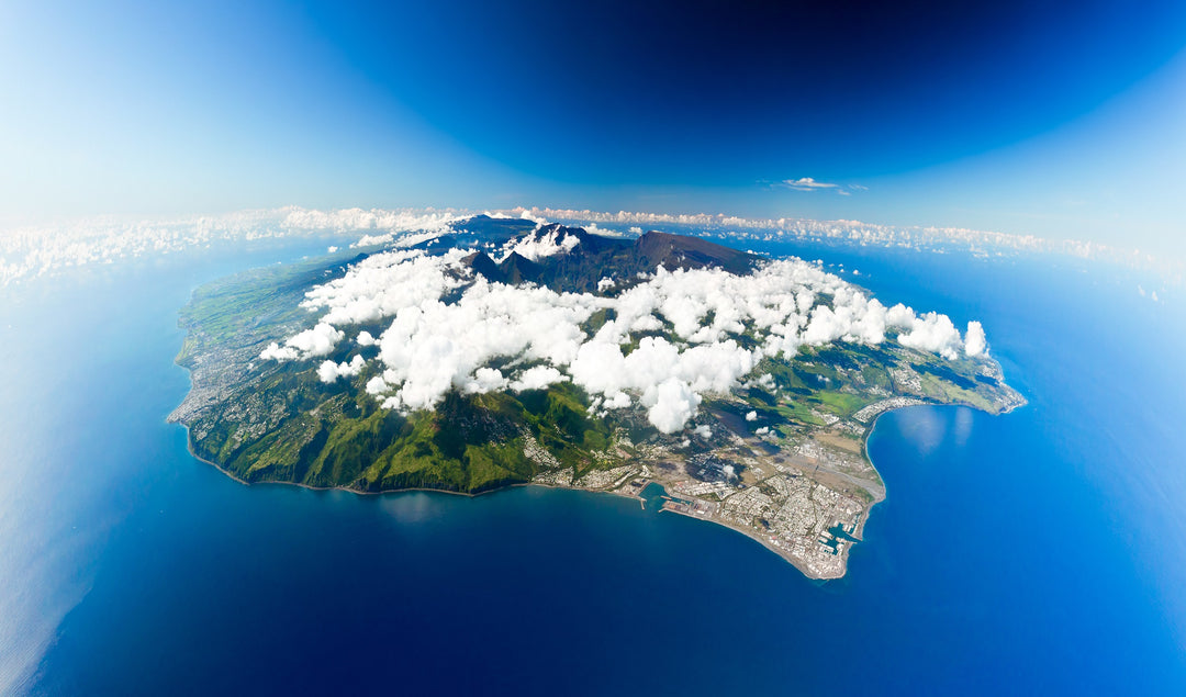 LO MAVÉLI : LE VOLCAN RAYONNANT SUR LE DRAPEAU DE LA RÉUNION